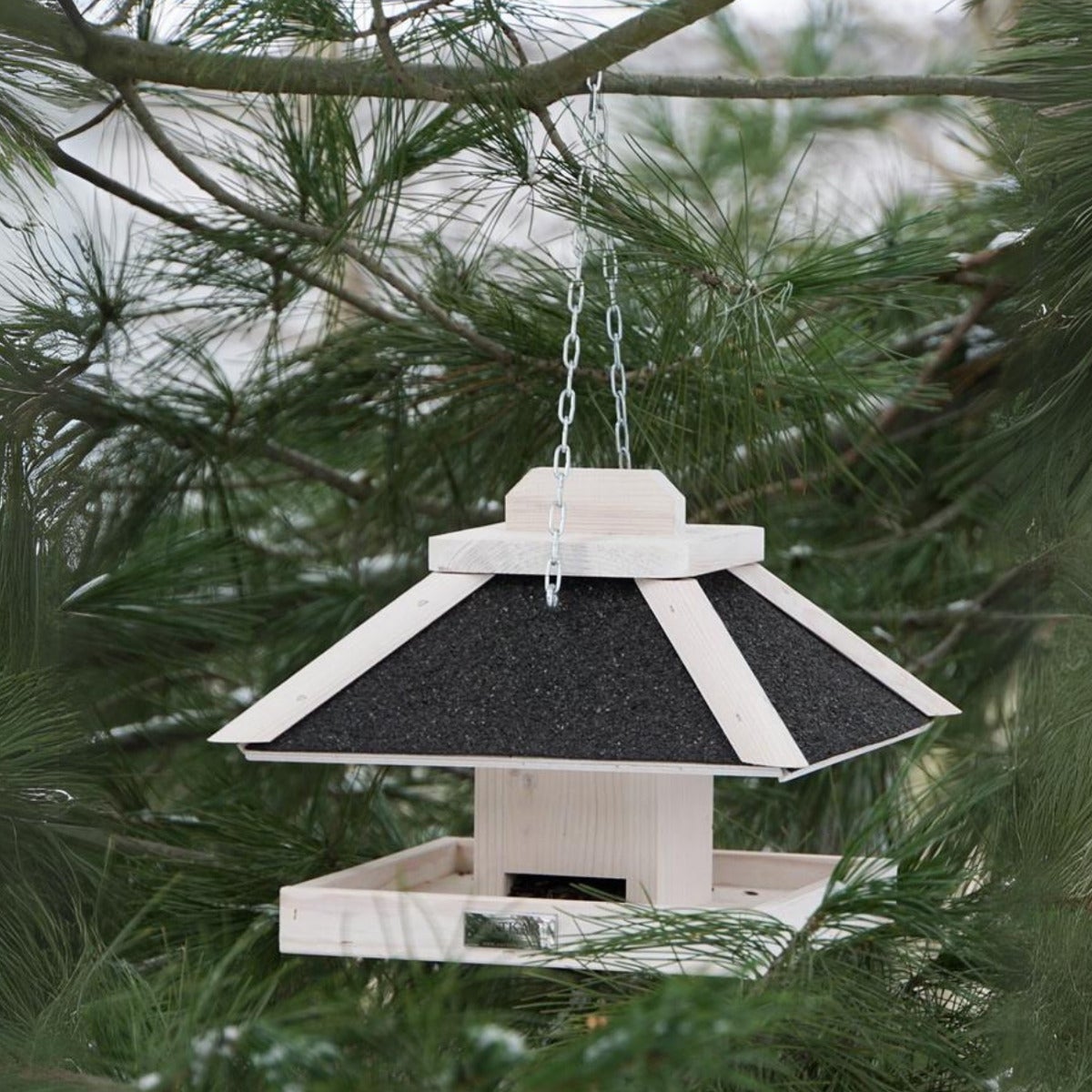 Vogelvoederhuis Hangend met Vierkant Zaadreservoir en Bitumen Dak – White Wash